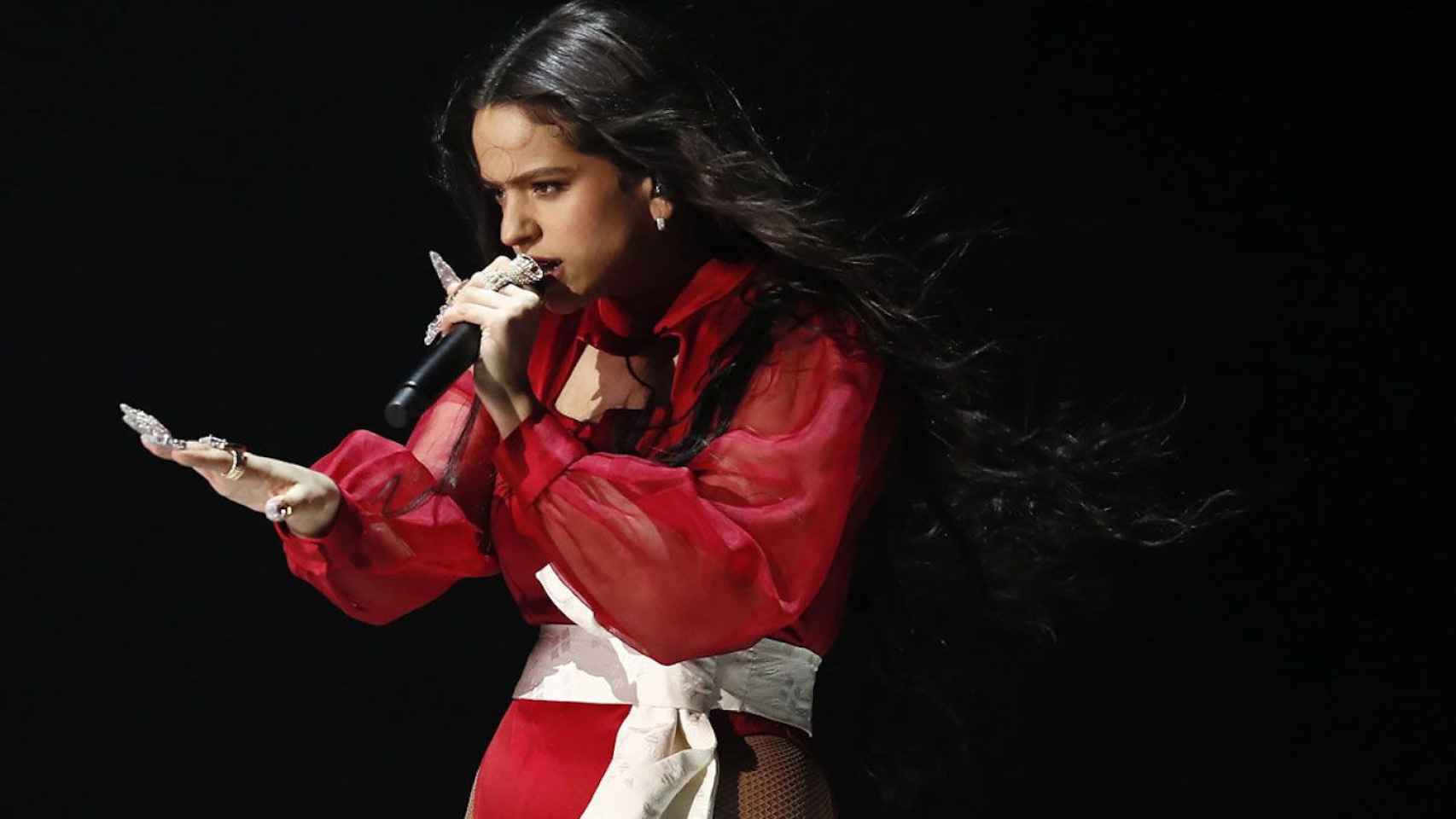 La cantante Rosalía actuando en los Latin Grammy / EFE