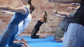 Jóvenes miembros de DeRose Method practicando en una clase en Barcelona / DEROSE