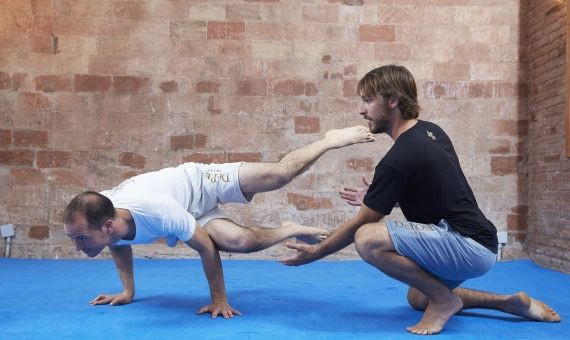 Un alumno durante una clase de alto rendimiento en DeRose Method / DEROSE