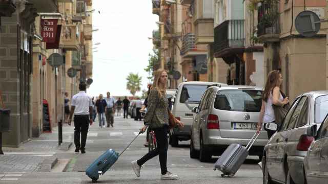 Unas turistas buscan su hospedaje en el barrio de La Barceloneta / EFE