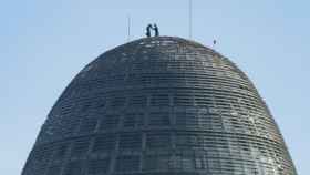 Los dos escaladores en la torre Glòries / POL TURRENTS