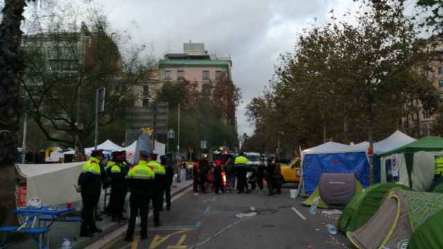 Policías identificando a los acampados en plaza Universitat / TWITTER