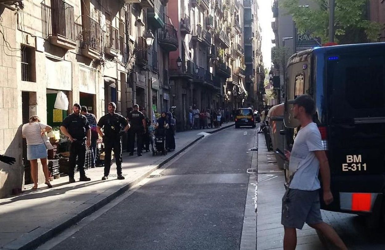 Mossos d'Esquadra patrullando en una calle del Raval en una imagen de archivo / MOSSOS