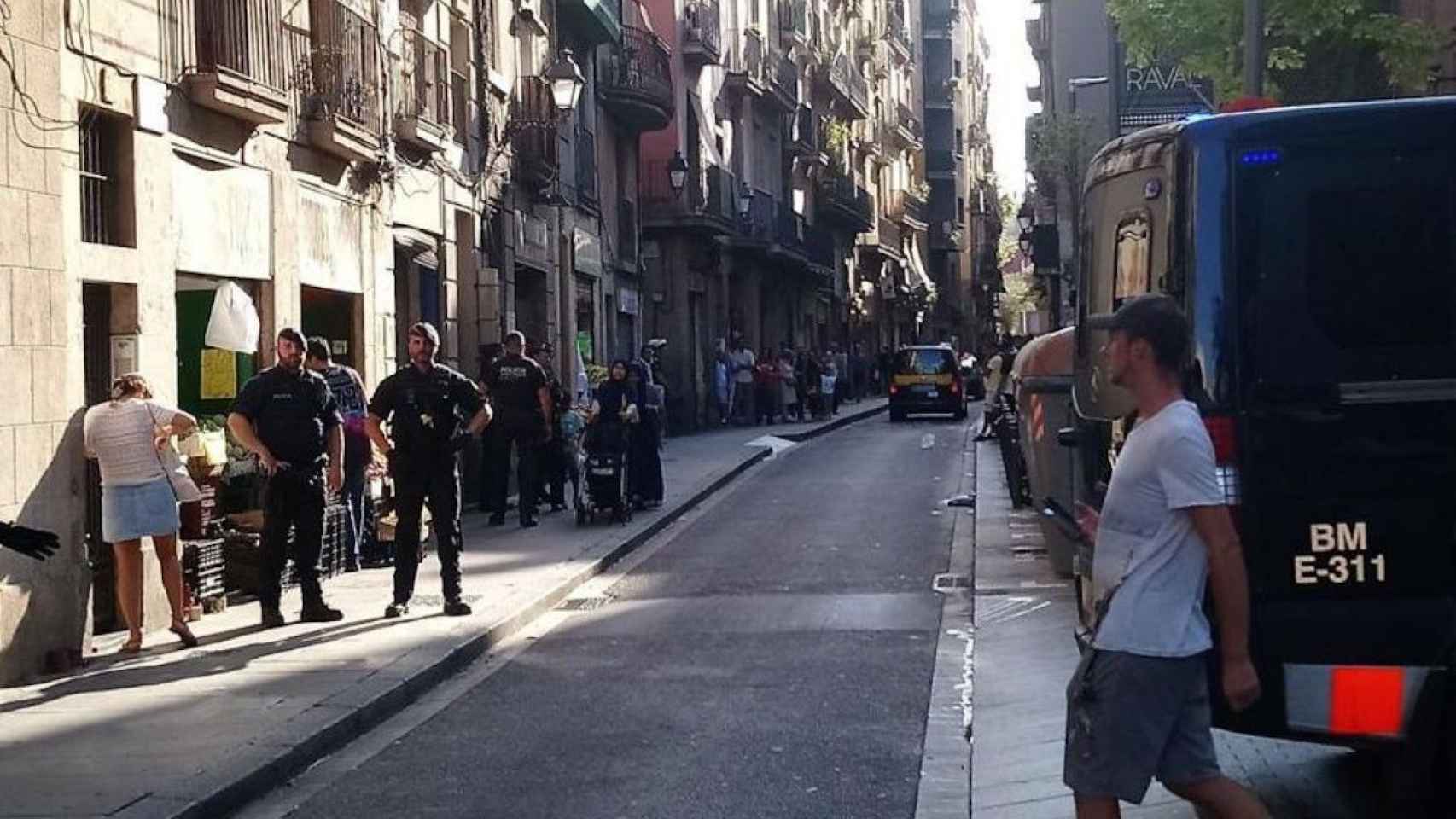 Mossos d'Esquadra patrullando en una calle del Raval en una imagen de archivo / MOSSOS