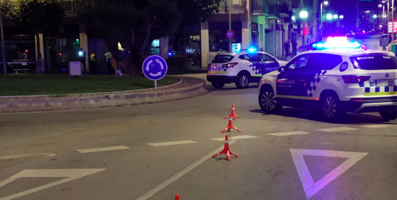 Patrullas de la Policía Local de Sitges en la rotonda de Can Perico en una imagen de archivo / TWITTER @policiaSitges