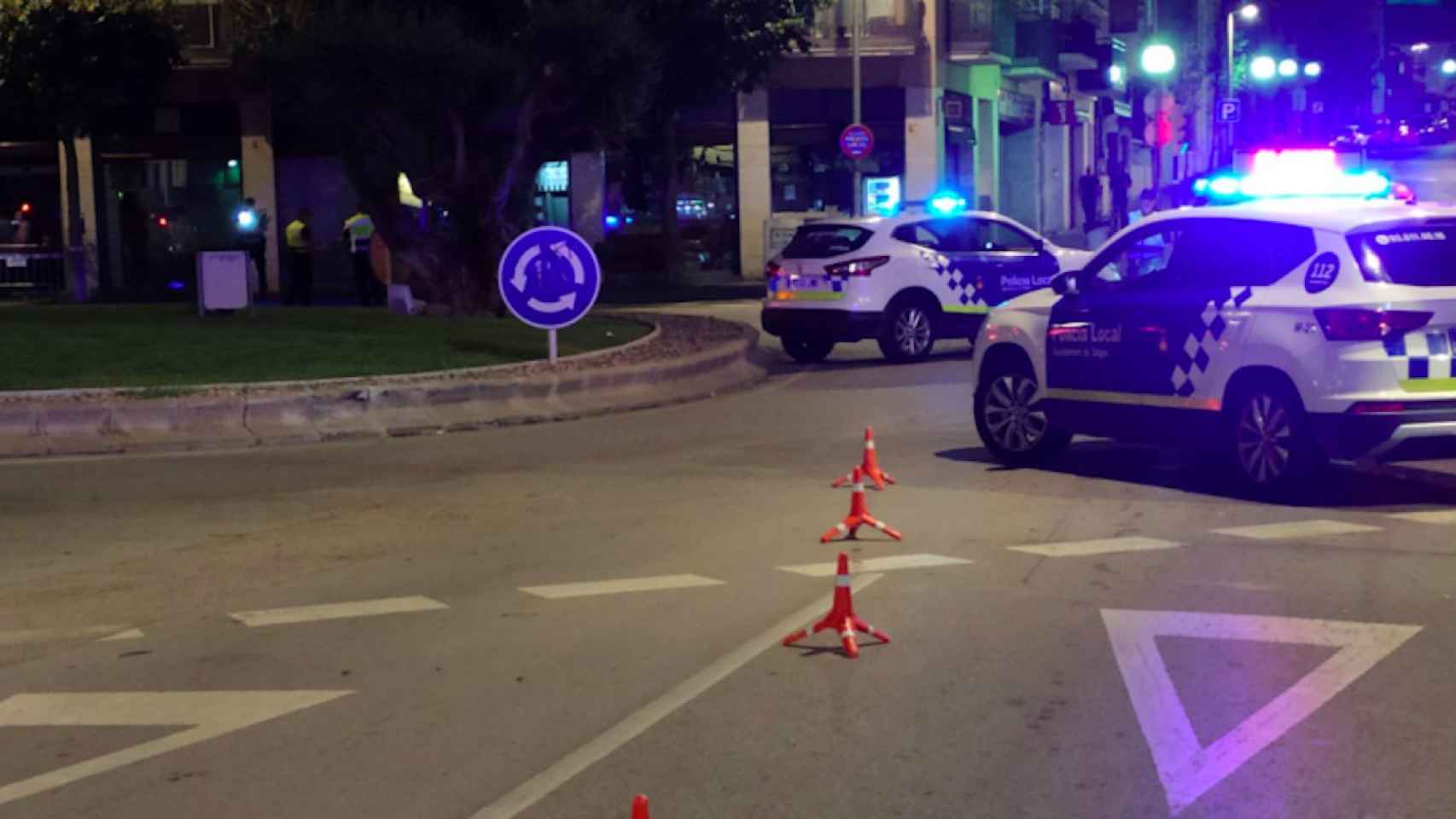 Patrullas de la Policía Local de Sitges en la rotonda de Can Perico en una imagen de archivo / TWITTER @policiaSitges