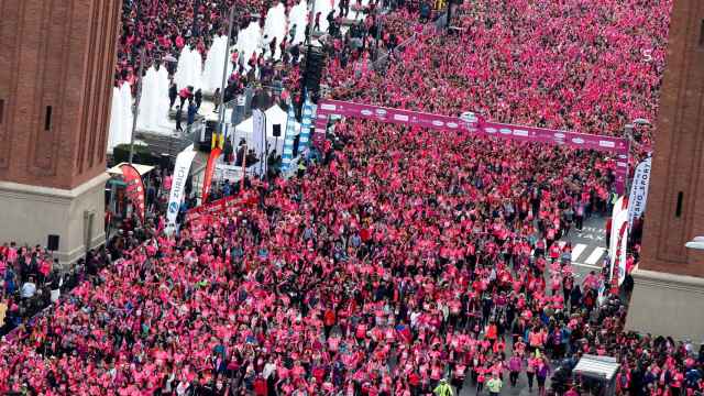 Miles de mujeres preparadas para la Cursa de la Dona en una edición anterior