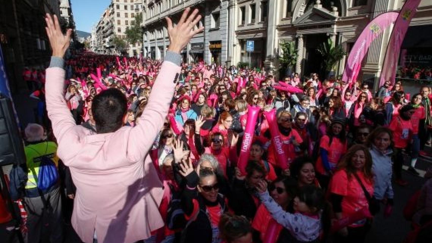 Miles de mujeres participan en la Cursa de la Dona