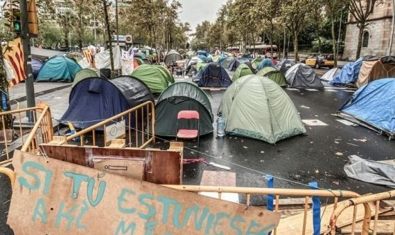 Acampada de plaza Universitat / @ASSEMBLEAPLUNI