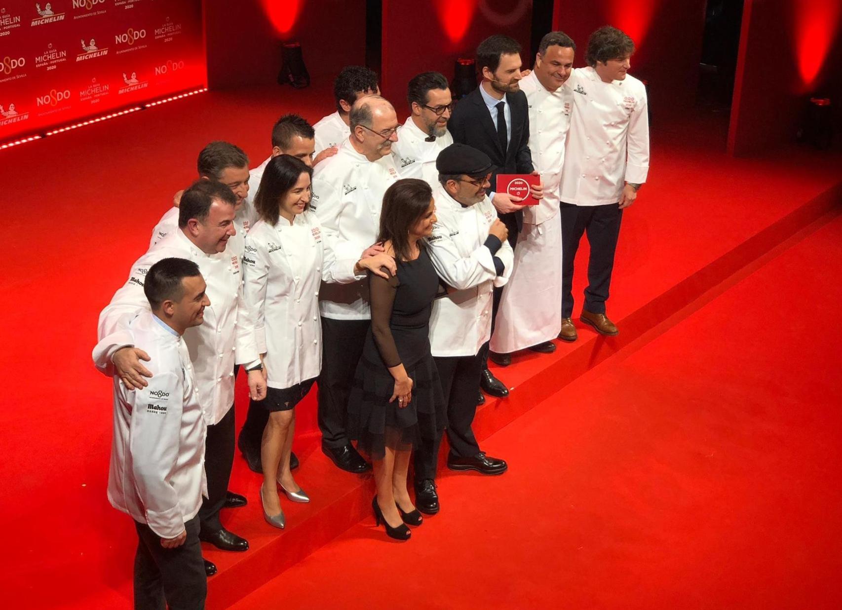 Chefs recogiendo sus estrellas Michelin en una edición anterior