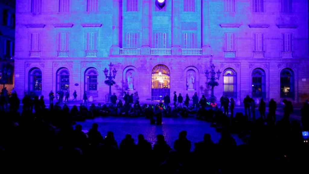 Asamblea de jóvenes concentrados en la plaza Sant Jaume de Barcelona / EFE