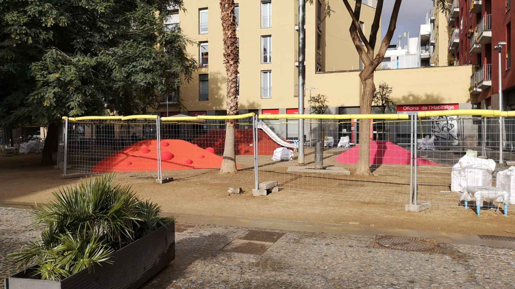 Montañas infantiles en la plaza Salvador Seguí.