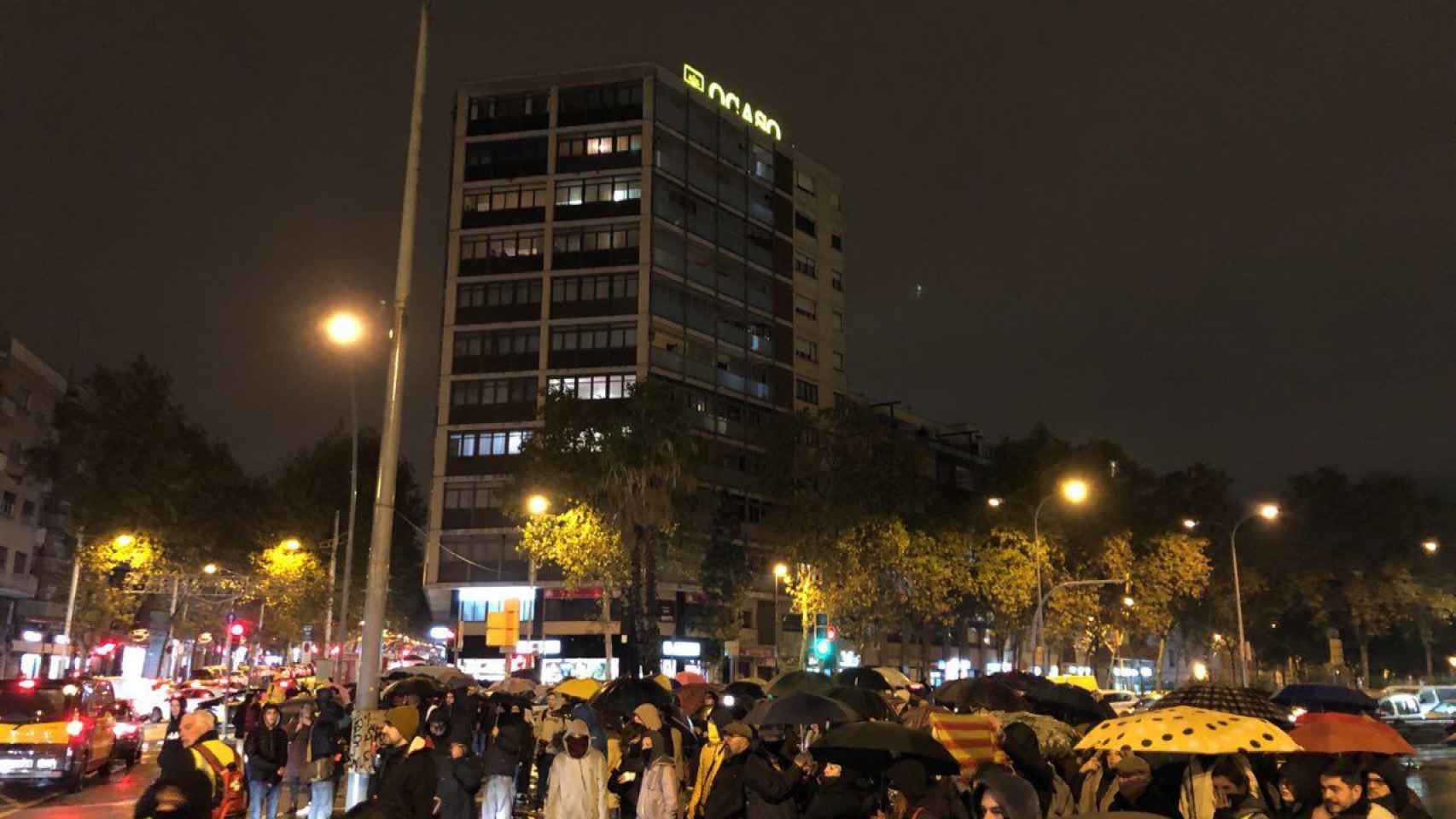 Manifestantes en la avenida Meridiana antes del despliegue policial / CUP SANT ANDREU