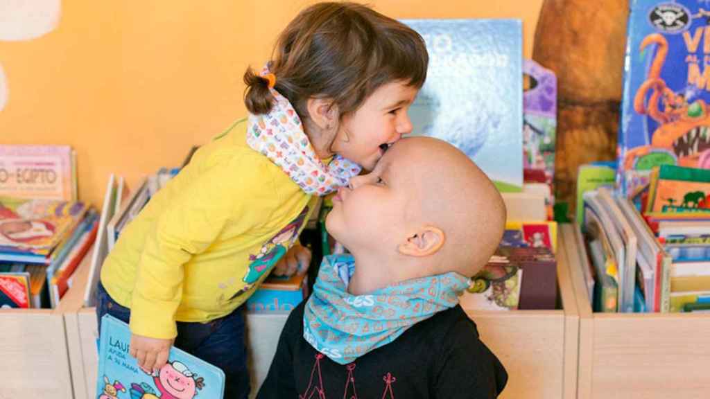 Imagen de dos niños en una sala de la Fundación Ronald McDonalds