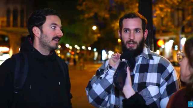 Hombres opinando sobre el Satisfyer en Barcelona / LENA PRIETO