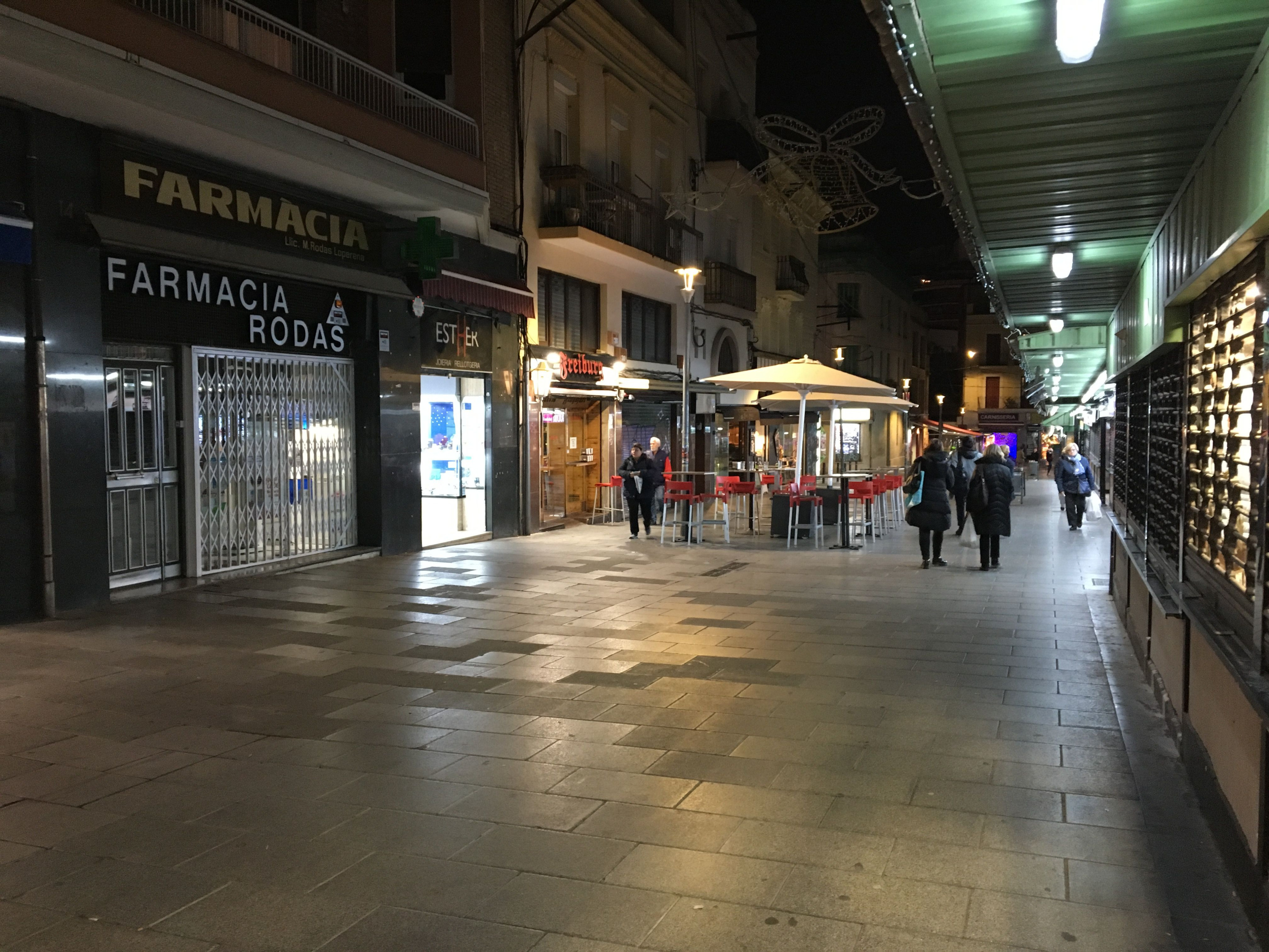 Comercios en la calle Occident / RP