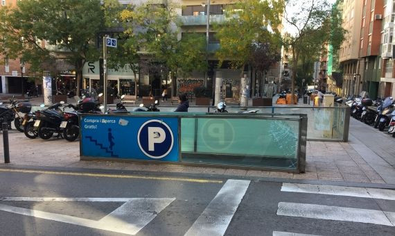 El barrio cuenta con muestras de incivismo, como este cristal roto en la entrada de un aparcamiento / RP