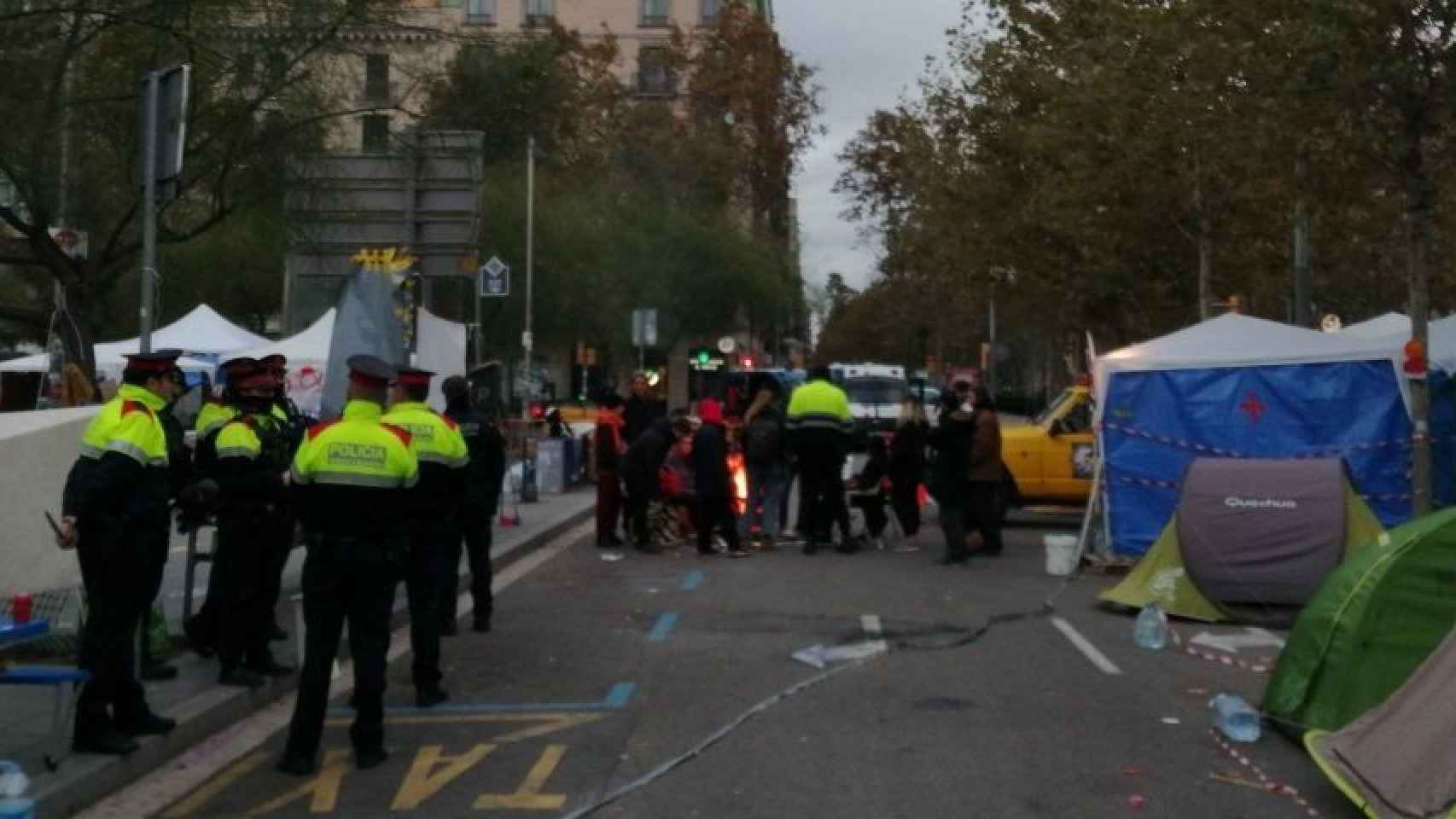 Agentes de los Mossos d'Esquadra identifican a los acampados días antes del desalojo.