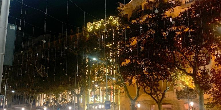 Edificio de la joyería Rabat iluminado en el paseo de Gràcia / VM