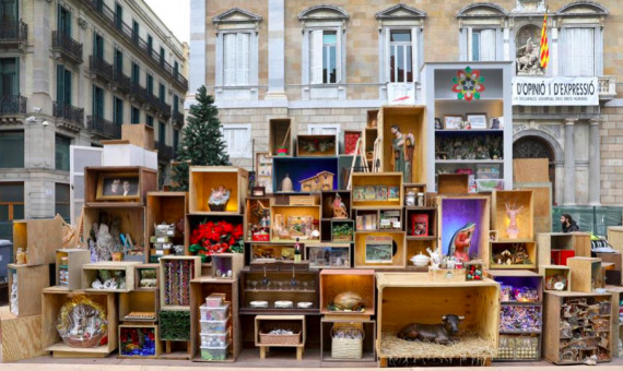 Instalación del pesebre de 2019 en la plaza Sant Jaume de Barcelona 