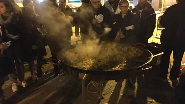 Independentistas realizando una paella en el parque de Can Dragó, próximo a la Meridiana / MA