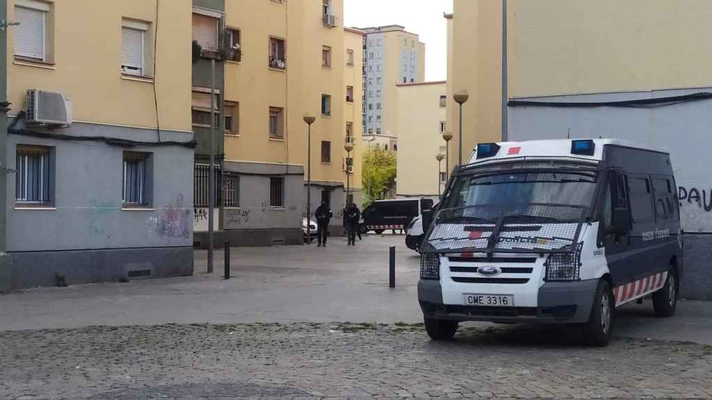 Furgoneta de los Mossos d'Esquadra durante el operativo contra el tráfico de drogas y armas en Barcelona / EUROPA PRESS