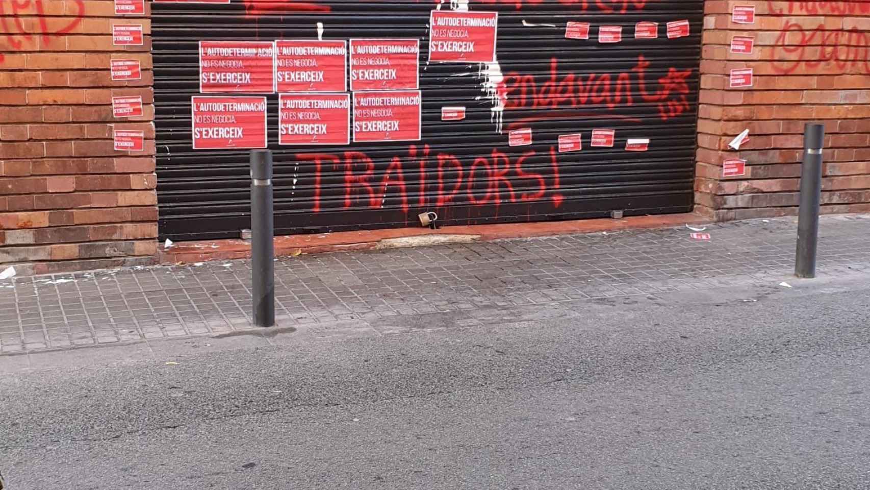 Sede de ERC en Sant Andreu pintada con insultos como traïdor y botifler / @sapoconcho