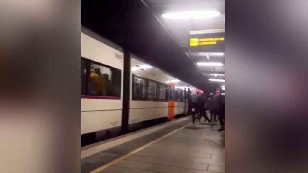 Captura de pantalla del vídeo de la pelea en la estación de Renfe de Pineda de Mar / VIGILANTES EN LUCHA vía FACEBOOK