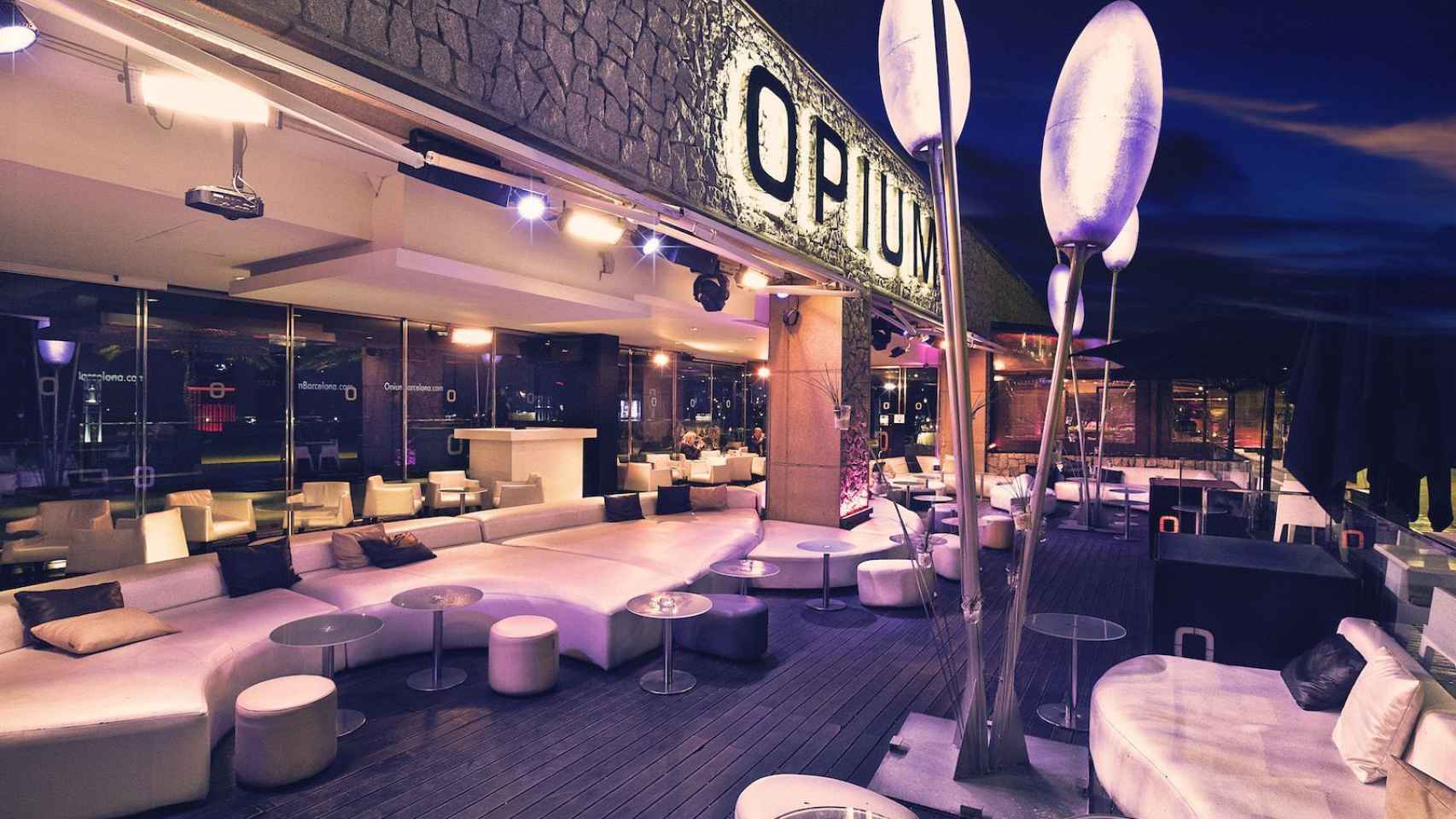 Terraza de la discoteca Opium de Barcelona, una de las que ofrece 'copeo' y cachimbas cada domingo / site oficial Opium