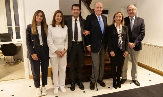 Juan Carlos I posa con el personal del centro. De izquierda a derecha, Roser Salinero, Carolina Cazallas y los doctores Manuel Sánchez, el rey, Neus Tomás y Jaime Tufet / FOTO: DeSánchez