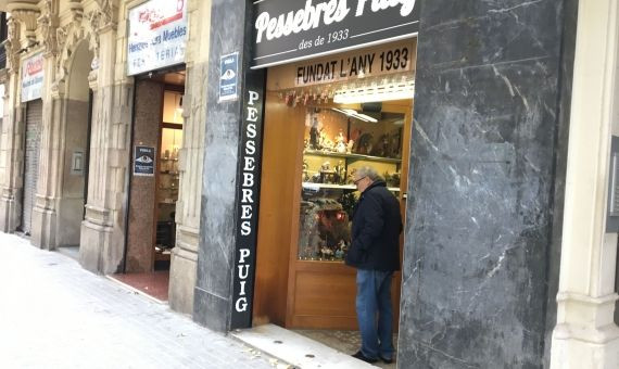 Un viandante observa el escaparate de Pessebres Puig / RP