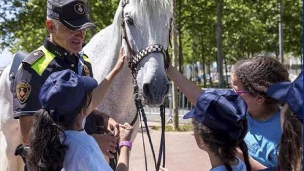 Un agente de la unidad montada con un grupo de niños / SAPOL