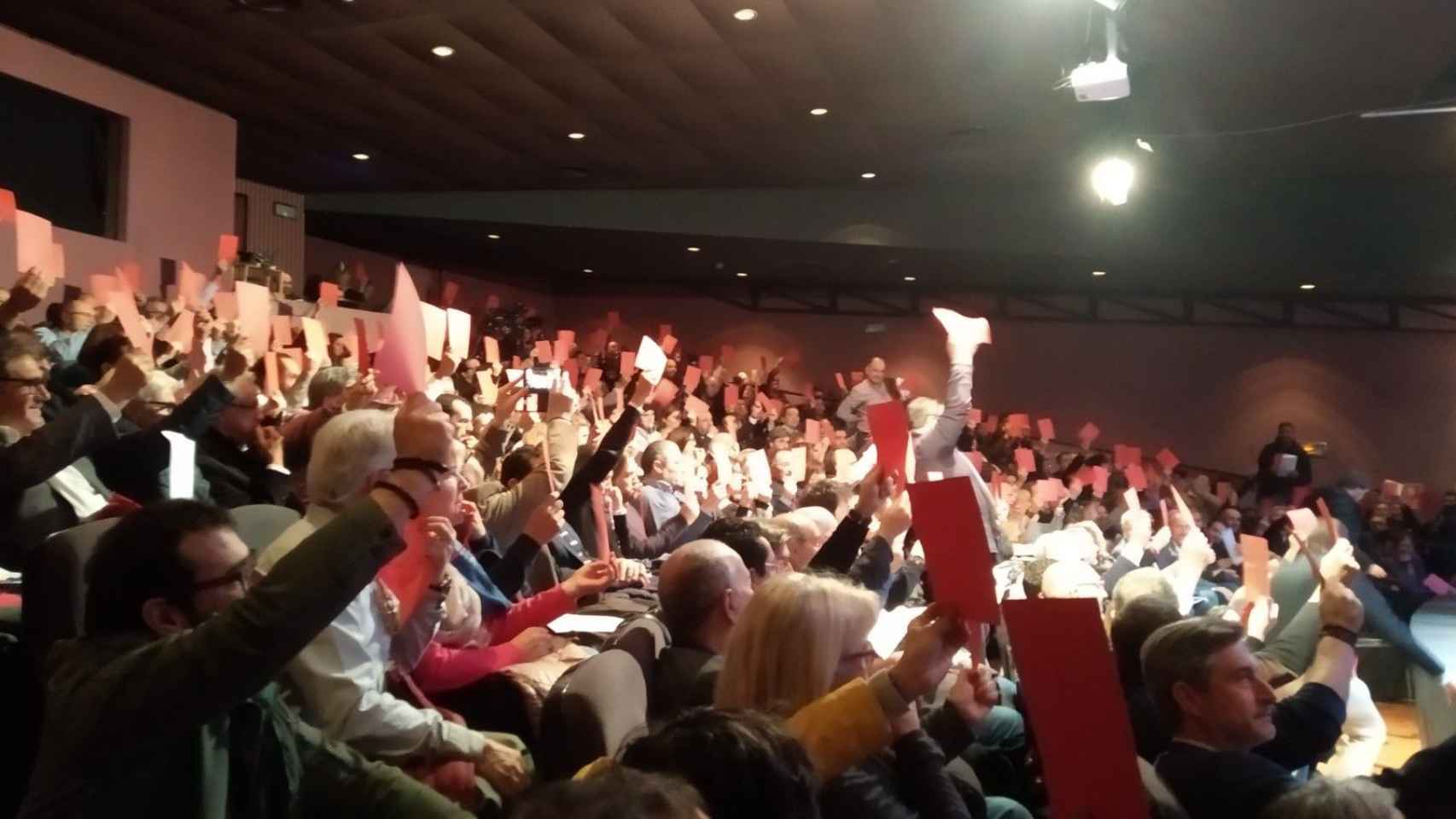 Protesta de los restauradores en el Club Capitol exhibiendo tarjetas rojas / JORDI SUBIRANA