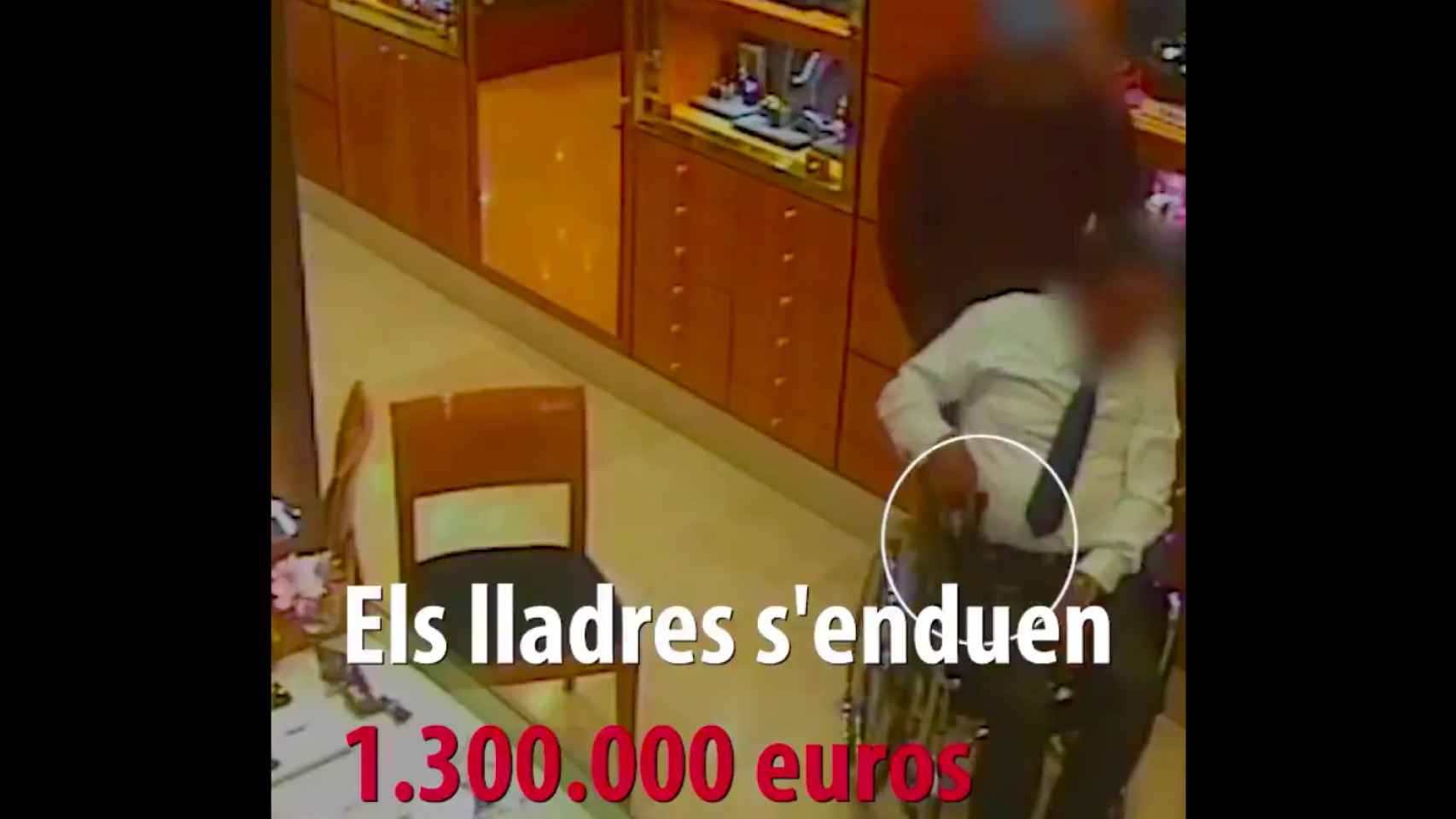 Los dos atracadores en la joyería, en octubre de 2018, en Barcelona / MOSSOS