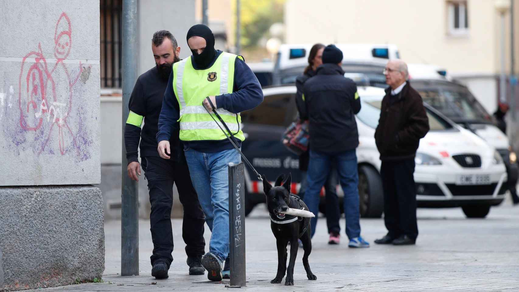 Agentes de los Mossos d'Esquadra durante el operativo el pasado viernes en Sant Roc.