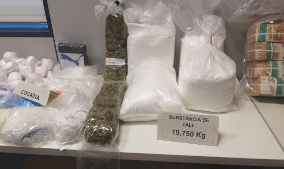 Cocaína y marihuana decomisada en la comisaría de los mossos de Badalona.