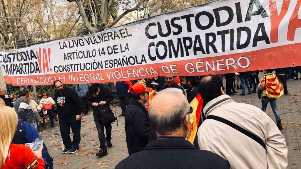 La pancarta que ha llevado a Cs a abandonar la manifestación / EUROPA PRESS