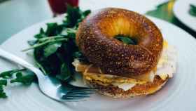 Bagel con ensalada en Barcelona / PIXABAY