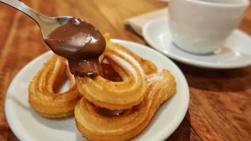 Churros con chocolate a la taza en una de las granjas de la calle Petritxol / PIXABAY