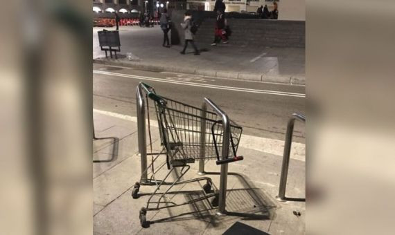 Carro de la compra troleado en la plaza dels Àngels / BARCELONA CREATURES