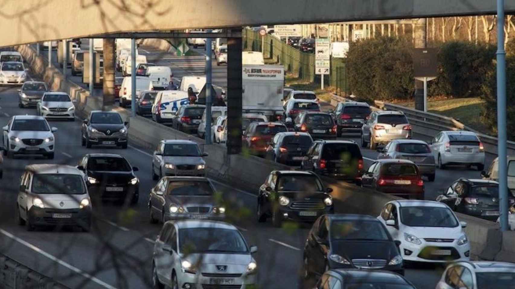 Decenas de coches en una de las entradas de Barcelona / SERVEI CATALÀ DE TRÀNSIT