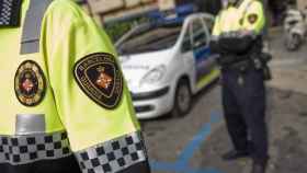 Dos agentes de la Guardia Urbana de Barcelona uniformados