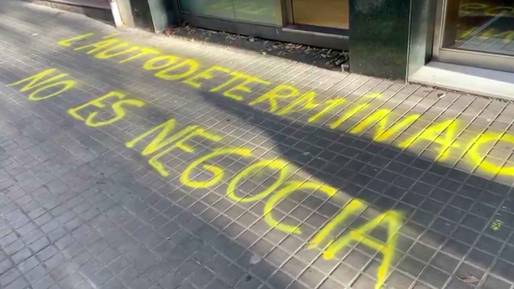 Pintadas ante la sede nacional de Esquerra Republicana de Barcelona