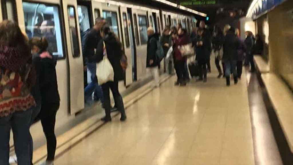 Pasajeros en el metro de Barcelona / CR