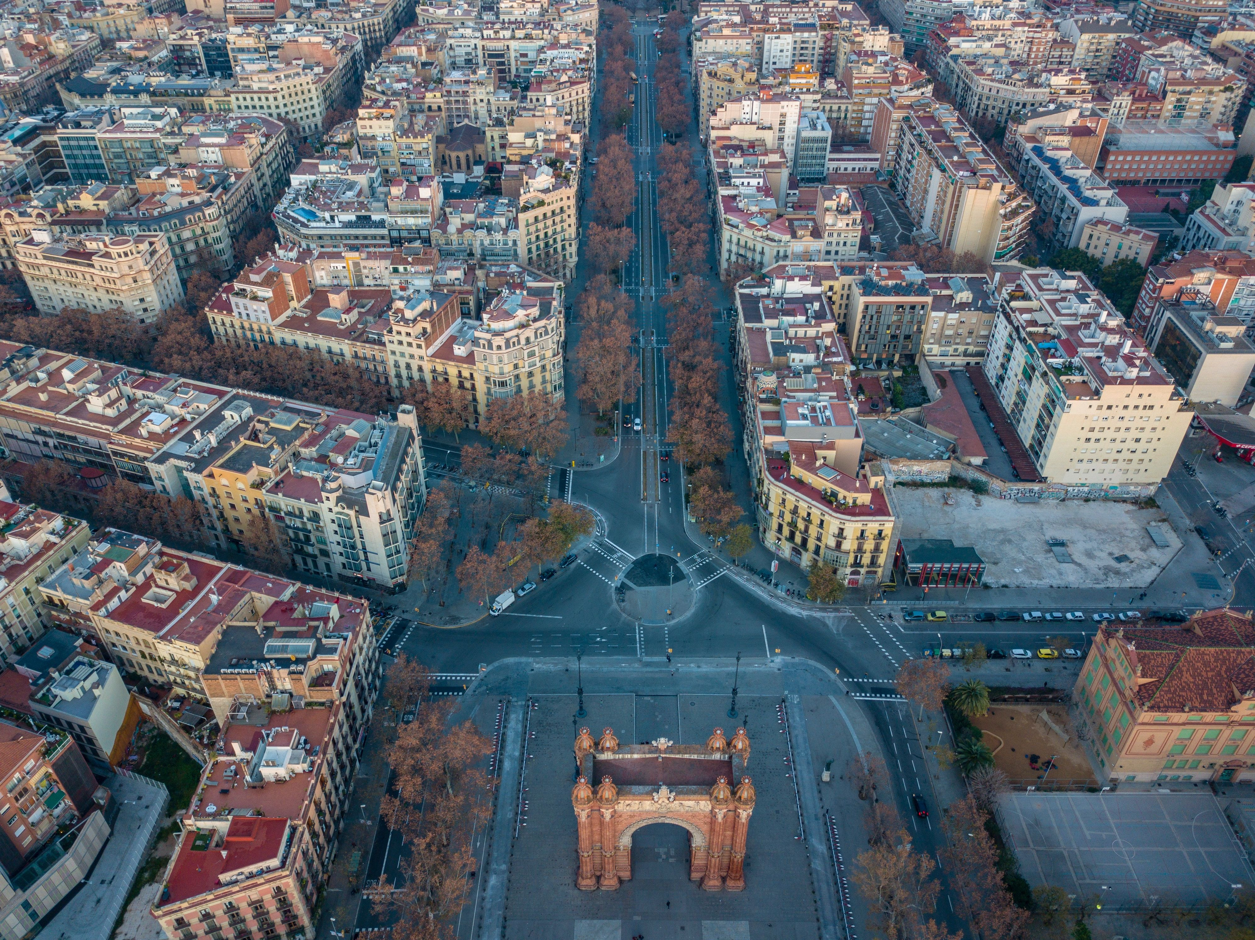 Vista aérea del Arc de Triomf de Barcelona con las viviendas de fondo