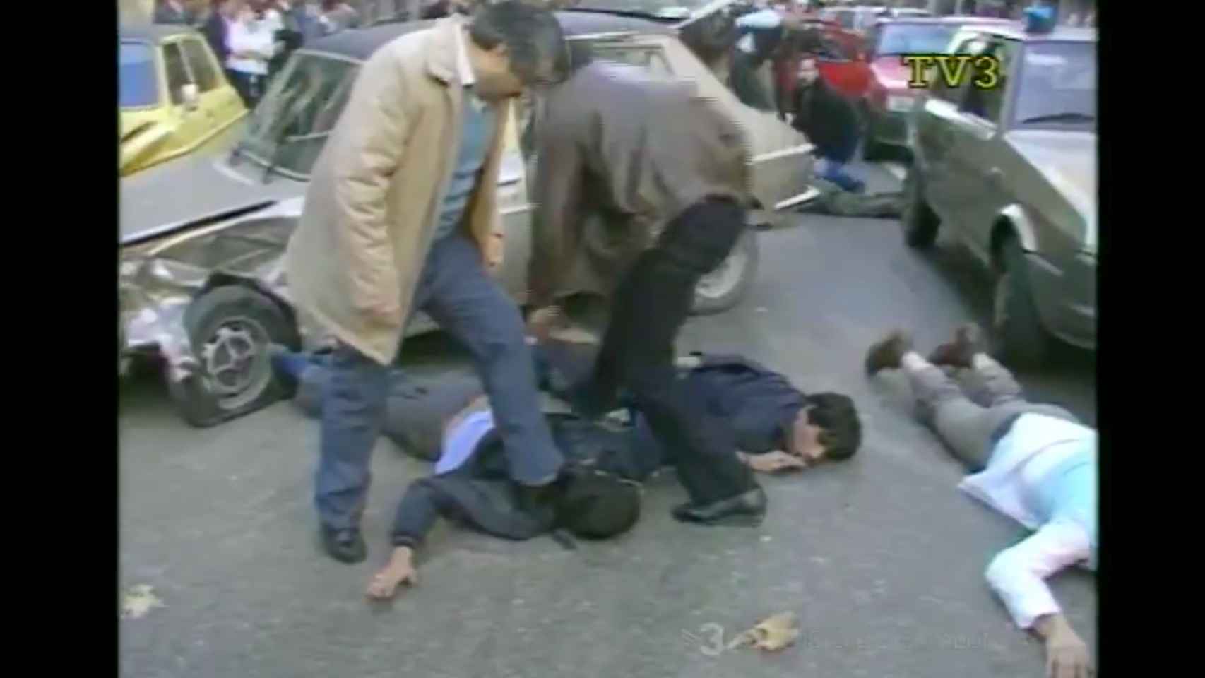 'El Vaquilla', en el suelo (primero por la derecha), durante su arresto en el Eixample de Barcelona en 1984 / TV3