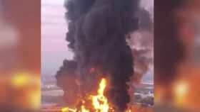 Incendio en una nave industrial de Montornès del Vallès. Colau ha tildado de desastre ecológico el vertido en el Besòs / TWITTER