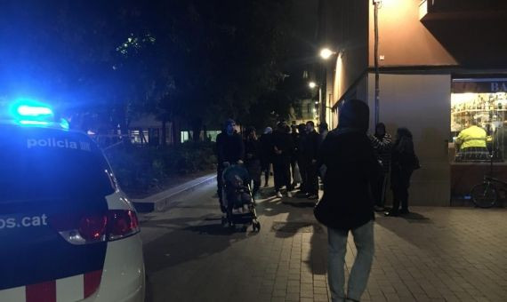 Los viandantes observan el lugar donde se ha producido la tragedia / A.L.