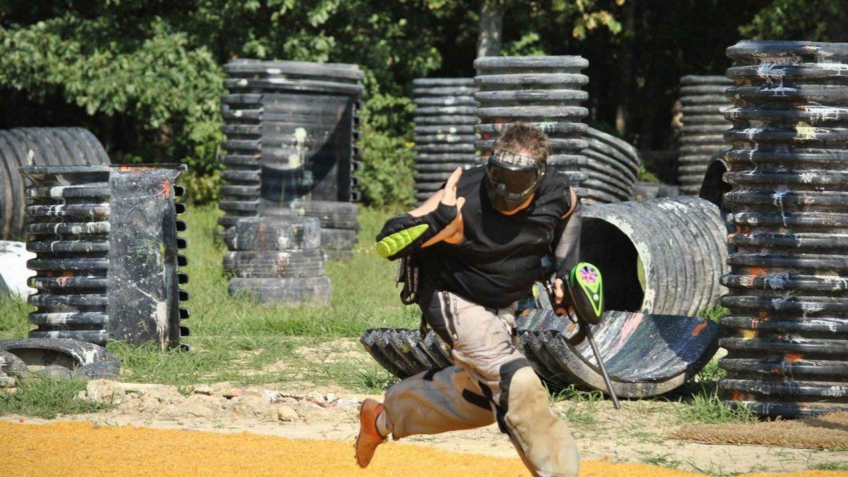 Partida de paintball en uno de estos escenarios / Micahchelf - PIXABAY