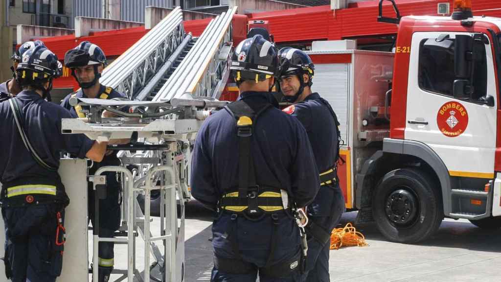 Dotación de Bomberos de Barcelona junto a un camión / Ajuntament de Barcelona